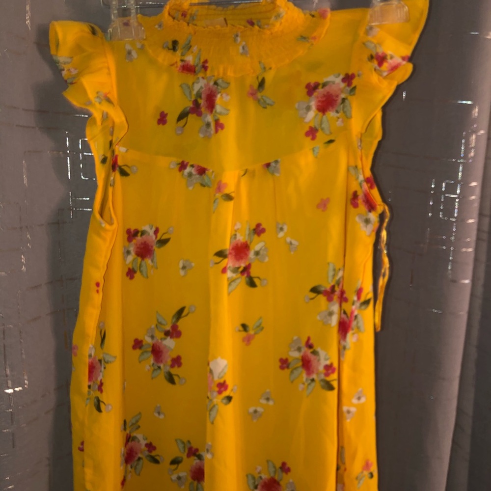 Cute gold floral top 🌼